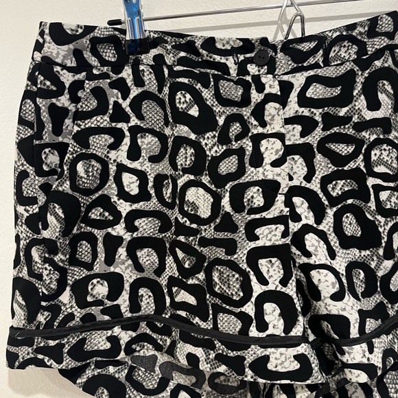 Cynthia Rowley Gray Cheetah Shorts Size 10 - Picture 2 of 6